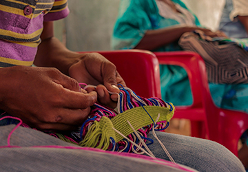 Tribu Wayuu tejiendo.